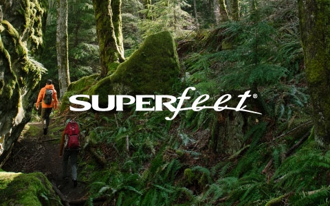 two people hiking in Superfeet gear