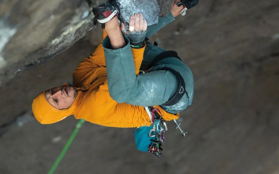 Patagonia R1 Regulator. Man rock climbing